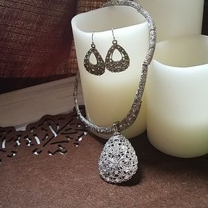 Beautiful Earring and Neclace Set